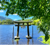 由布院金鳞湖是日本大分县由布市由布院温泉的一处知名景点。1884 年,儒学者毛利空桑看到鱼的鳞片在夕阳下被照得金光闪闪,便将其命名为 “金鳞湖”。