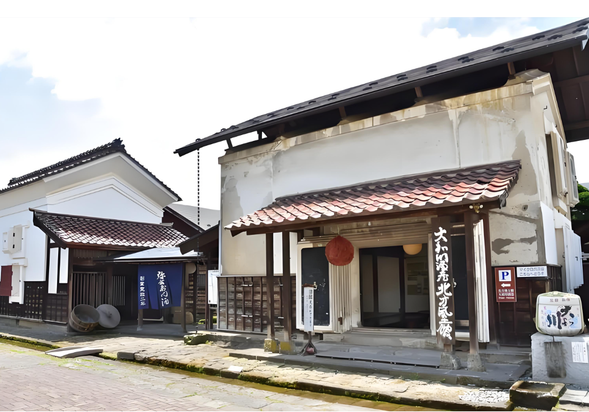 大和川酒造店自江户时代中期宽政二年(1790)创业以来,历经九代一直在酿酒。将不变的清冽饭丰山的伏流水作为进货水使用,根据世代杜氏的一心一意的意志,产生了以“弥右卫门酒”为首的名酒。另一方面,使用的适合酿酒的米,很早就换成了本公司田和契约栽培农家收获的无农药、减农药无化学肥料的优质米。另外,还挑战了耕种本公司的田地和荞麦地,培育生命的“农”世界。代表日本饮食文化的日本酒开始被世界所认可,本店作为其先驱进军台湾、香港、美国、加拿大、英国、澳大利亚、巴西等海外,“弥右卫门”和“良志久”等受到好评。大和川酒造店一直保持着追求真品的一心一意和将世界纳入视野的挑战勇气。