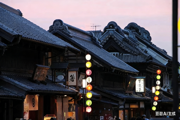 果子屋横丁(Dagashiyayokocho)是埼玉县川越市元町境内的一条传统点心商业街。从川越仓房建筑街(藏造老街)进入其支路,这条狭窄的街道两侧排列着多家经营日式传统点心(果子)的商店。该地区从明治时代初期开始进行果子制造,在昭和初期(大正时期)曾有约70家商家在此营业,目前街道上留存有10至20多家店铺继续经营。这条长约100米的弯曲石板路上镶嵌着传统糖果造型的玻璃,充满了怀旧氛围。游客可以在此品尝到萨摩芋番薯糕点、手工糖果等各式传统点心。
