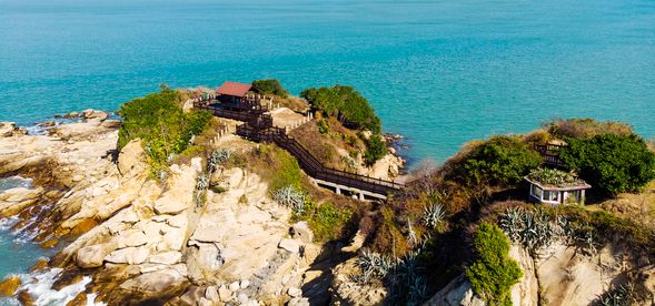 欣賞海天一色的壯闊景色。沙溪堡位於烈嶼最西端,三面環海,視野絕佳,可眺望大膽、二膽、檳榔嶼及廈門等地。