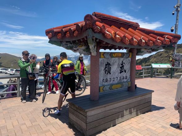 台中火車站出發
07:10-07:20台中市舊市區飯店
07:30高鐵台中站 (7號出口警察服務櫃台前)
武嶺眺望群山盡覽(1小時)
福壽山農場(2小時30分)
天池導覽(30分)
【櫻花季期間,天池改至千櫻園】
梨山文物陳列館(30分)
梨山遊客中心(30分)
【體驗穿著泰雅服飾,並拍照留念】
自由活動
【建議可前往楓之谷1956祕密花園、希利克步道散步或至梨山大街自行購買伴手禮】
送至酒店或民宿