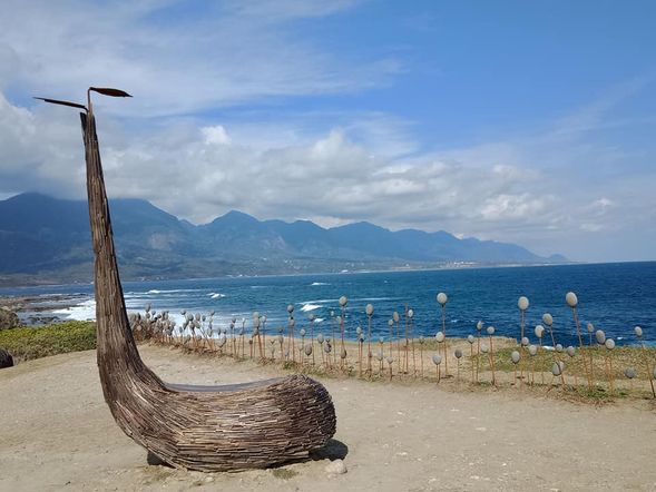 加路蘭海岸-在阿美族語中意旨族人洗頭的地方,就一片海天連色的絕美風景,同時擺放著許多藝術家精心雕琢而成的漂流木裝置藝術,感受東部海岸獨有的寬闊景緻。