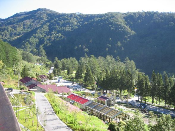 07:30-08:00梨山區飯店
武陵農場(七家灣賞櫻花鉤吻鮭) (4小時)
【每年2月~3月配合交通管制(櫻花季),須改搭接駁專車前往農場(依所訂接駁車時間而改)】 【每年3月~4月紫藤花季,可至環山部落短暫停留並欣賞】
合歡尖山風情、松雪樓眺望奇萊峰群(30分)
返回台中市區各接送點