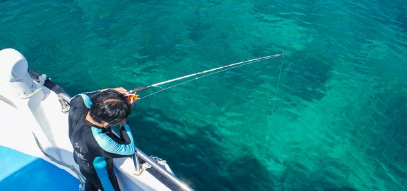 揚竿起釣,體驗海上垂釣的樂趣