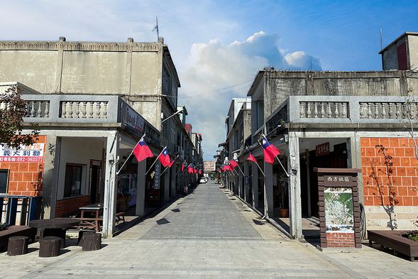 走過西方戰地一條街,親身體驗小金門的歷史脈絡與戰地生活,每一步都走過時光的回聲。