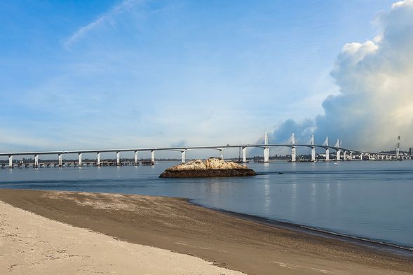 金門大橋:橫跨絕美的大海,連接了大金門與烈嶼,行駛於金門大橋上,除海岸風光外,還能欣賞一旁的廈門風光。