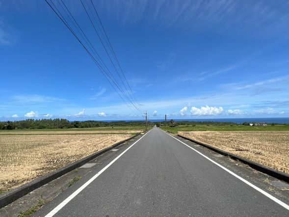 金剛大道-一段兩旁沒有電線杆的道路,筆直且依山傍海的絕妙風景,在這段道路上可以遠眺西側海岸山脈山勢俊朗的「金剛山」,因而被稱為「金剛大道」,亦被比喻為東海岸的伯朗大道。