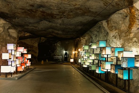 深入坑道內部,探索戰時遺跡。坑道全長約750公尺,寬敞明亮,可容納52艘小艇停泊。坑道內設有模擬蠟像,生動呈現當年開鑿坑道的艱辛景象。