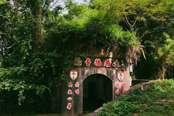 從這裡可觀望到廈門,聽到播報聲浪穿越海峽,是島上重要的心理戰場地。