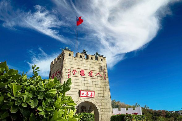 一座歷史與勇氣的象徵,八達樓子的戰士雕像見證著不屈不撓的抗戰精神,是尊敬與紀念的地標。