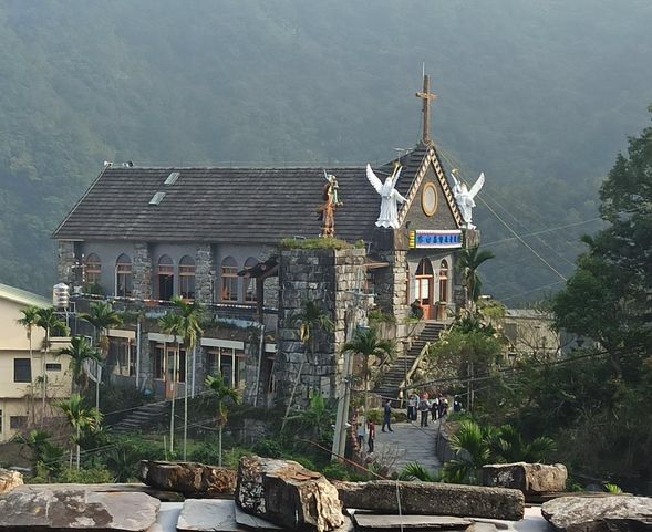 第2天
• 08:30-09:00山地門、神山或霧台地區民宿
• 神山部落漫步(60分)
• 【神山天主堂】
• 部落廚藝學校-SAMA食堂(120分)
• 【體驗遊程含愛玉DIY及午餐】
• 霧台部落巡禮(90分)
• 【岩板巷、獵人勇士的家、霧台基督長老教會、文化廣場】
• 谷川大橋百合觀景台(30分)
• 返回台中市區各接送點
早餐:自理 中餐:包含 晚餐:自理