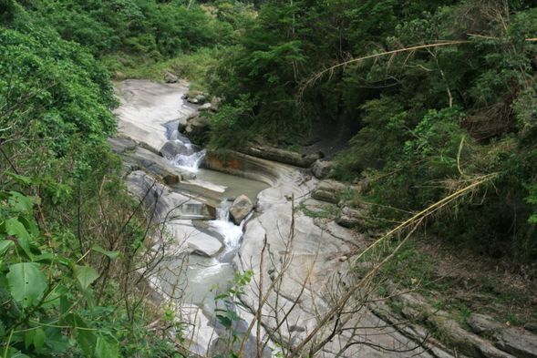 • 08:00台中火車站 (中欣商務旅館<建國路>)
• 08:10-08:20台中市舊市區飯店
• 08:30高鐵台中站 (7號出口警察服務櫃台前)
• 遠眺台灣第一高瀑-蛟龍大瀑布(30分)
• 石鼓盤觀光大橋(30分)
• 來吉部落漫遊(1小時)
• 部落體驗-山豬DIY (1小時)
• 漢娜廚房(1小時)
• 費用自理
• 送至民宿
早餐:自理 中餐:風味餐 晚餐:自理