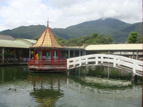 光復糖廠-園區內完整保留自日治時期遺留至今台灣目前已經難得一見的日式木造建築群,品嘗著由職人精心製作,且使用花蓮最高品質乳品所製成的沁涼冰淇淋,絕對是您逃離都市喧囂及悶熱的最佳選擇。