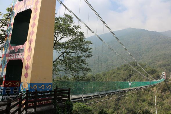 第1天
• 07:00台中火車站 (中欣商務旅館<建國路>)
• 07:10-07:20台中市舊市區飯店
• 07:30高鐵台中站 (7號出口警察服務櫃台前)
• 茂林風景區-情人谷(1小時20分)
• 【11月至隔年3月為賞蝶季節,可更改為“紫蝶幽谷“】
• 多納部落-石板屋(30分)
• 多納高吊橋(30分)
• 小長城攬勝(30分)
• 三地門藝術村(60分)
• 【可自費琉璃珠飾品DIY】
• 送至民宿或酒店
早餐:自理 中餐:自理 晚餐:自理