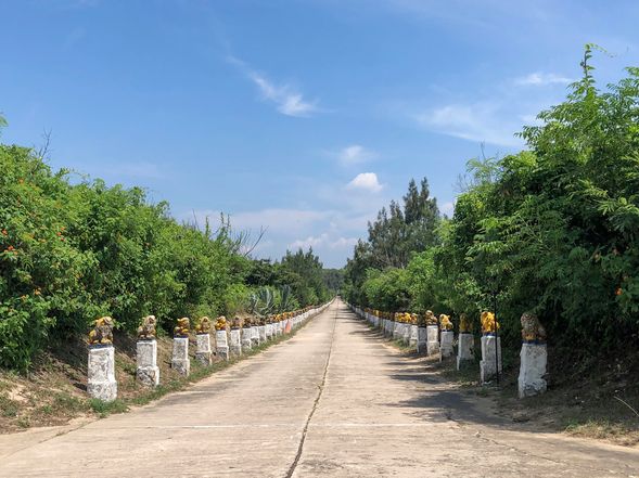 生明路 - 這條約500公尺長的路上,兩側豎立著636隻泥塑獅子,象徵著護衛和力量。