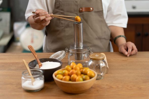親手製作蜜餞,體驗甜蜜的手作樂趣。