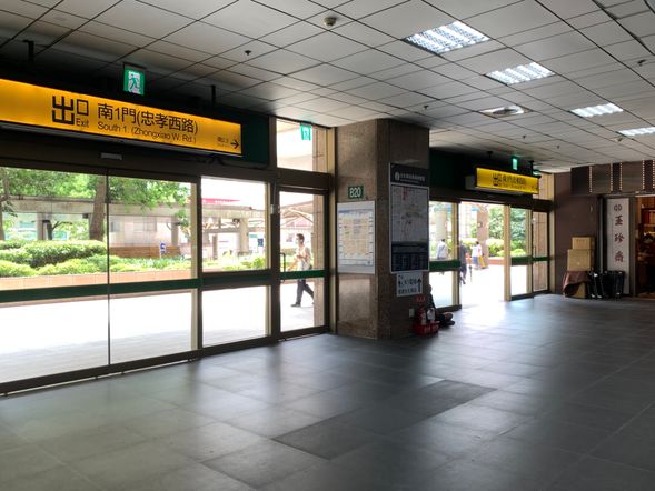 台北駅南1門集合
当日、担当ガイドが「東南旅遊」のステッカーを持ってお待ちしております。