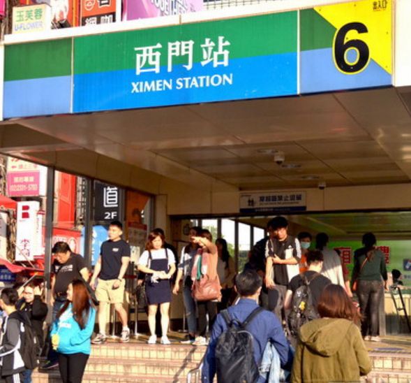 MRT西門駅 集合 集合場所:MRT西門駅 6番出口(地上)
日本語ガイドがステッカーを持ってお待ちしております。
日本語ガイドと合流後、MRT三鶯線にて三峡へ。