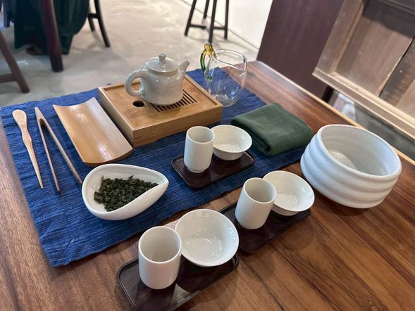 青田茶館
午後は青田茶館でゆったりとした時間を過ごします。青田街にひっそりと佇む日式古民家で、木造の間取りや小さな庭園が残る静謐で優雅な空間です。ここでは専門の茶師が淹れる台湾高山茶と手作りスイーツを楽しめ、茶の香りに包まれながら、台湾ならではの「スローライフでのティータイム文化」を体験できます。