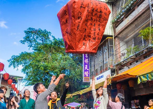 十分散策&天燈(ランタン)上げ体験
※天燈上げ体験は1グループにつき1個となります。