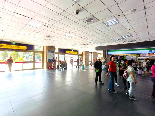 台北駅東3門に待ち合わせ
出発時間の10分前に集合場所へお越しください。当日担当のガイドは「東南旅遊」のステッカーを持ってお待ち致します。