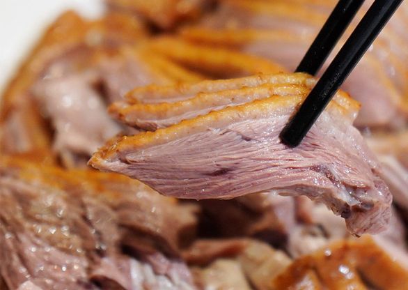 🍽 オプション追加:阿城鵝肉ディナー
もしまだ物足りない場合は、地元で評判の老舗「阿城鵝肉」での夕食がおすすめです。名物は スモークガチョウ(鵝肉)。ジューシーでやわらかく、塩味と香ばしいスモークの風味が絶妙にマッチ。皮は薄く弾力があり、一口ごとに鵝肉の自然な甘みと香ばしさが口の中に広がります。