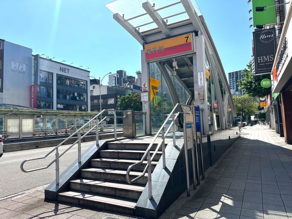 メトロ東門7番出口
*ガイドが「東南旅遊」のステッカーを持って、ホテルのロビーにてお待ちしております。(ホテルのロビーは1階ではない場合、1階にてお待ちします)