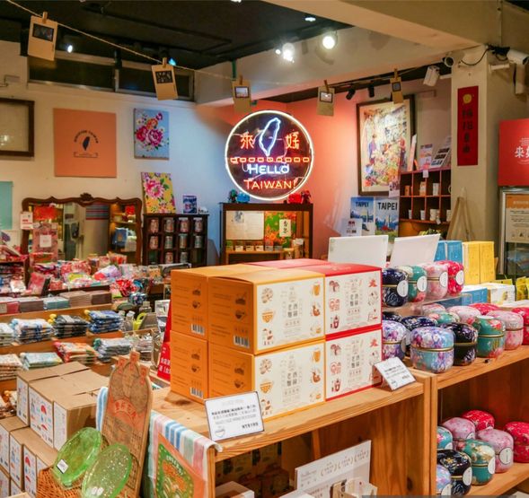 永康街 & 來好雑貨文創永康本店
ランチ後は永康街を散策。この通りは台北で人気の生活スタイルストリートで、都市文青(クリエイティブ層)の集まる場所としても知られています。通り沿いにはレトロな建物とモダンなデザインショップが入り混じり、コーヒーやスイーツの香りが路地に漂います。歩くたびに新しい発見があり、食べ歩きだけでなく、手作り雑貨やクリエイティブショップも立ち並び、まるで小さな生活美学の展示を巡るような体験ができます。
その中でも「來好永康本店」はデザイン好きや旅人必訪のスポットです。台湾の新進デザイナーによる創作商品が並び、手作りアクセサリーや生活雑貨、文創グッズなど、どれも創意と台湾の精神が融合した品々です。お土産選びやデザイン鑑賞を楽しみながら、温かみのある空間と落ち着いた雰囲気の中で、台北の文青文化を肌で感じられます。まるで都市の中にゆったりとした時間を楽しめる秘密の場所を見つけたかのようです。