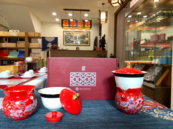 台湾お茶体験
清代の乾隆年間に作られた、極めて精巧な高級磁器を使って、「東方美人茶」と「阿里山茶」をご賞味いただきます。