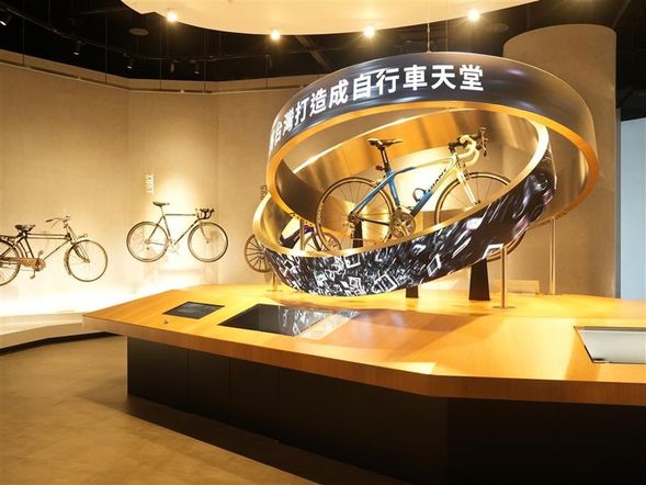 GIANT(ジャイアント)自転車文化探索館 見学 (約1時間45分)
台湾が世界に誇る自転車ブランド「GIANT(ジャイアント)」が手掛けた自転車文化探索館。200年以上にわたる自転車の歴史や進化を、映像やアート、体験型展示を通して楽しく学ぶことができます。館内には歴史的な名車や最新技術を取り入れた展示も充実。自転車ファンはもちろん、初心者やお子様でも気軽に楽しめる人気スポットです。
