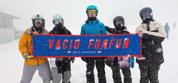 ทีมโค้ชระดับนานาชาติที่ได้รับการรับรอง พร้อมให้การสอนหลายภาษา ทั้งภาษาไทย ภาษาจีน ภาษาอังกฤษ และภาษามลายู เพื่อให้คุณเรียนรู้ได้อย่างไร้ขีดจำกัด 🏂✨