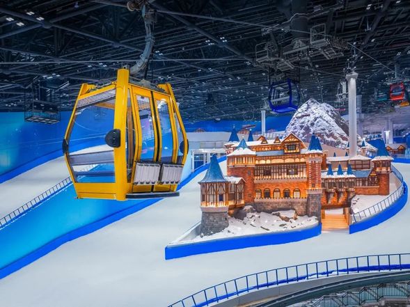 สัมผัสบรรยากาศสุดพรีเมียมบนลานสกีที่ได้มาตรฐานสากล ทั้งระบบลิฟต์ ความปลอดภัย และคุณภาพหิมะที่สมบูรณ์แบบ