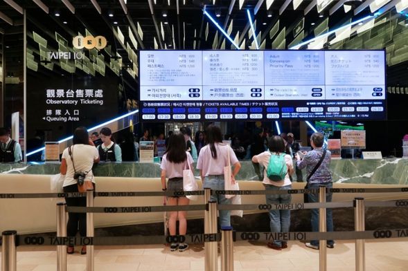 受付
各自、フロントにてバウチャーを提示し、受付を済ませてください。