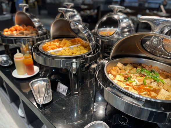 バーベキューは並んだ順で調理をするため、少し時間がかかるので、
待つ時間を使って、ほかの料理を取りに行きましょう