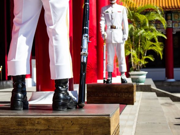 忠烈祠観光(衛兵交代もご覧いただけます。) (約30分)
忠烈祠は日本で言うと靖国神社に当たります。陸、空、海の三軍と海兵隊の儀杖兵が三カ月交代しており、毎日朝9時から午後の5時まで1時間毎の交代儀式が行われます。