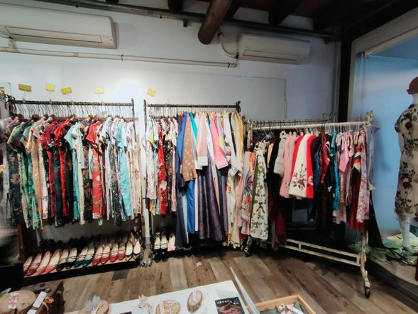 貳零年華到着、チャイナドレスをレンタル(膝丈)