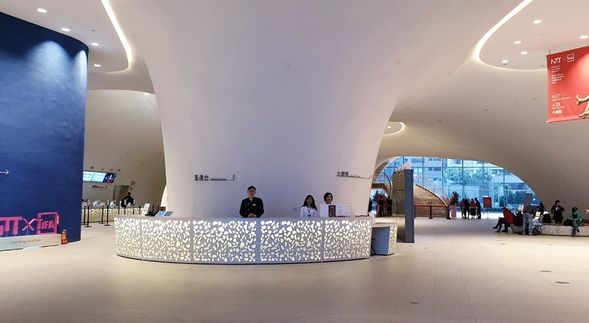 台中国家歌劇院
日本の建築家が設計した、大小の劇場や空中庭園など様々なアートも楽しめる台中国家歌劇院。洞窟や曲面壁で構成されており、直角の空間はほぼないそう。