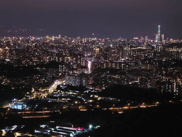 「烘爐地南山福徳宮」を参拝
新北市中和区、標高約302mの南勢角山に建つ烘爐地南山福徳宮。台北盆地の夜景を一望でき、金運祈願でも知られる夜景パワースポットです。