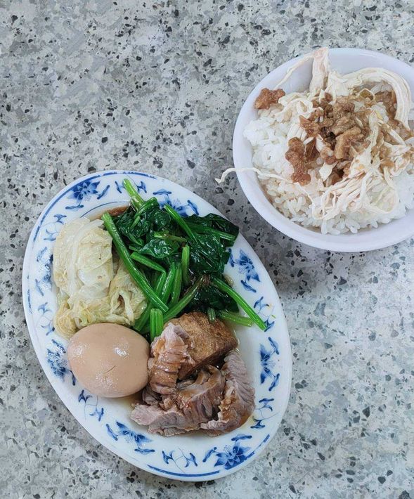 昼食:永楽担仔麺(孤独の美食家五郎セット)
鶏肉飯弁当(チーローハン・野菜炒め・煮卵)