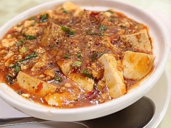 Enjoy Sichuan cuisine!
**<Menu>**
- Cucumber Salad (涼拌黃瓜)
- Stir-fried Pork with Bean Paste (京醬肉絲)
- Seasonal Vegetable Stir-fry (季節時蔬)
- Boiled Pork with Garlic Sauce (蒜泥白肉)
- Mapo Tofu (麻婆豆腐) *Includes rice
- Dessert (甜點)
- Fried Dough Sticks (炸銀絲卷)
*Please note that the menu is subject to change without prior notice.*