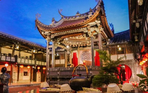 霧峰林家宮保第園区 (約1時間)
台湾五大家族の一つ、林家の邸宅として有名な霧峰林家宮保第園区を訪問。伝統的な建築様式で建てられており、舞台は日本人アーティストのMV撮影にも使用されました。美しい家屋や庭の見学や写真撮影などをお楽しみください。