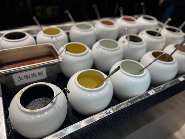 盛り付けが終わったら食材に合わせて、様々なタレやスパイスを選ぶことができます。醤油、ニンニク、辛味調味料などが一般的です。シェフ特製のタレもあるので、タレの割合に困った方はシェフ特製タレを大匙3かけるだけでOK!