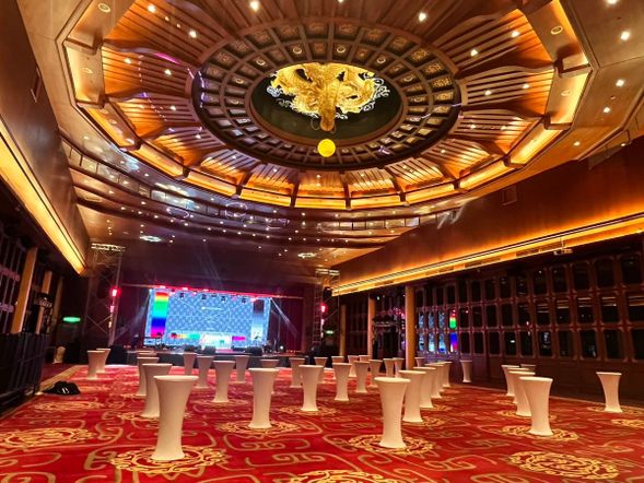圓山大飯店に到着、イベント・パーティ会場へ
年越しそばや軽食、飲み放題、ライブステージ・DJ パフォーマンス・ダンスショーなど、華やかなステージイベントをお楽しみください。