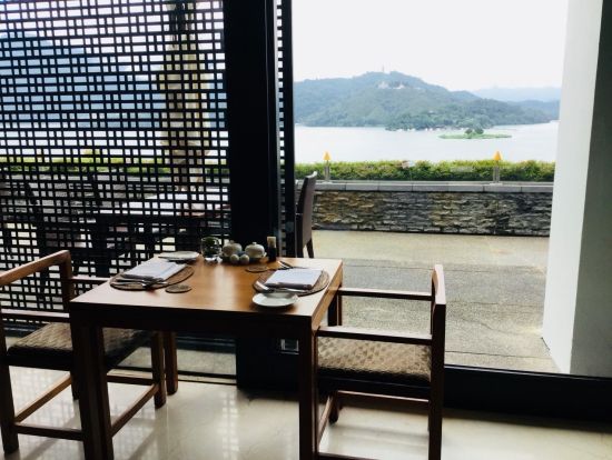 ザ・ラルーホテル 到着
到着後、ホテル内「湖光軒中華レストラン」にて夕食をお召し上がりください。