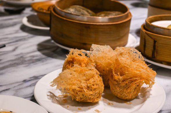 ●飲茶料理●
1.涼拌五行蔬
2.白玉海鮮羹
3.廣式蒸燒賣
4.翡翠花枝餃
5.★翠玉白菜
6.★肉形石
7.蜂巢芋頭酥
8.臘味蘿蔔糕
9.臘味香炒飯
10.鮮果杏仁露