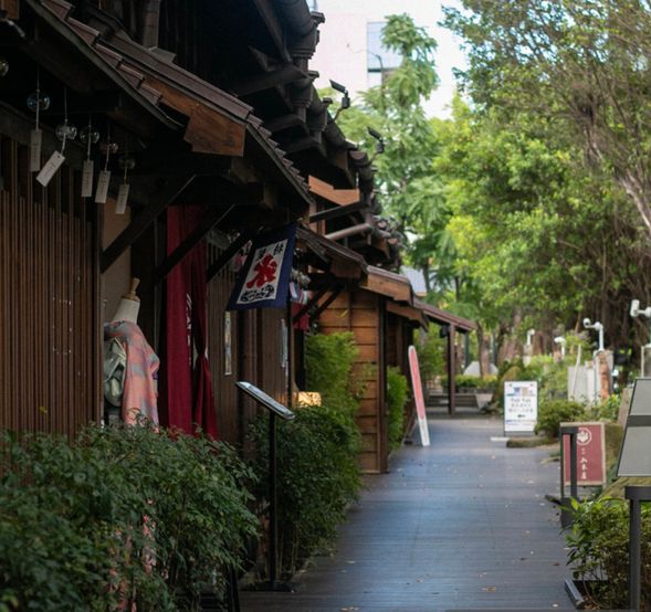 榕錦時光生活園区
次に訪れるのは榕錦時光生活園区。かつては日本統治時代の台北刑務所官舎群で、100年以上の歴史があります。修復された古い建物と大きなガジュマルの木が共存するこの空間は、文化と生活美学を融合させたクリエイティブなスポットとして生まれ変わりました。園内には様々なブランドショップやカフェが点在し、歴史の重みを感じながら現代文青のゆったりとした雰囲気を楽しめます。