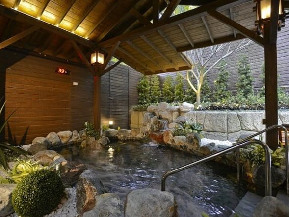 ホテル内天然温泉大浴場へ。ここでは、白磺泉(白湯)のお湯を楽しめます。白濁し、ぬめりのあるお湯は、疲労回復はもちろん、お肌がすべすべになる効能が。開放的な露天風呂もお楽しみに♪
【大浴場施設】更衣室、ロッカー、洗面所、室内温泉、サウナ、スチームサウナ、屋外露天風呂、水風呂