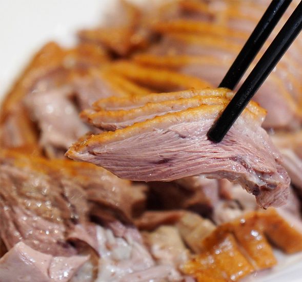 🍽 オプション追加:阿城鵝肉ディナー
もしまだ物足りない場合は、地元で評判の老舗「阿城鵝肉」での夕食がおすすめです。名物は スモークガチョウ(鵝肉)。ジューシーでやわらかく、塩味と香ばしいスモークの風味が絶妙にマッチ。皮は薄く弾力があり、一口ごとに鵝肉の自然な甘みと香ばしさが口の中に広がります。