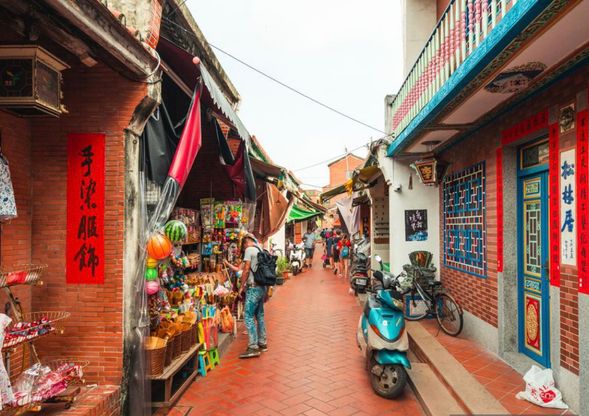 Stroll through Lukang Old Street (Lukang Longshan Temple, Tianhou Temple). Lunch is on your own