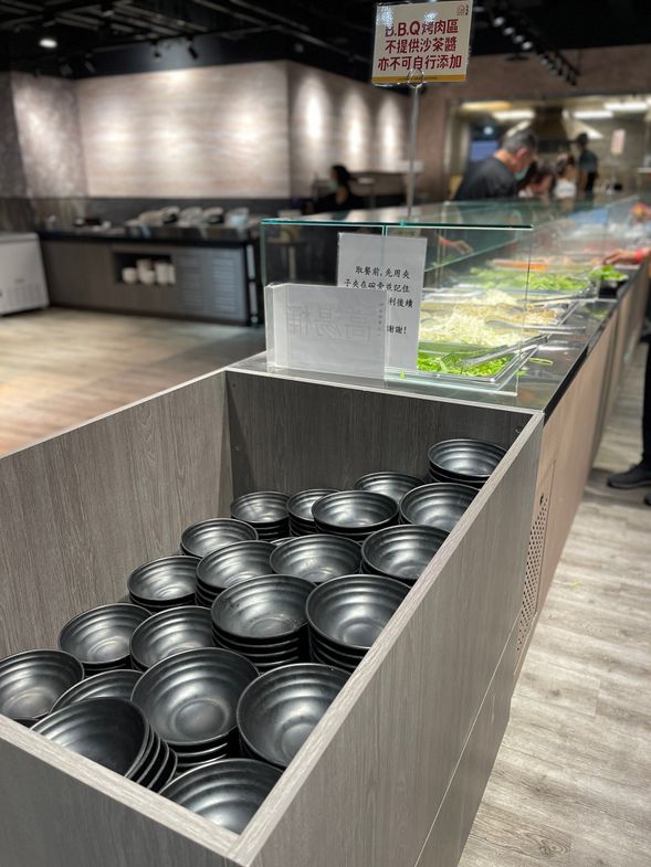 取り皿を取って自分の好きな食材をチョイス!